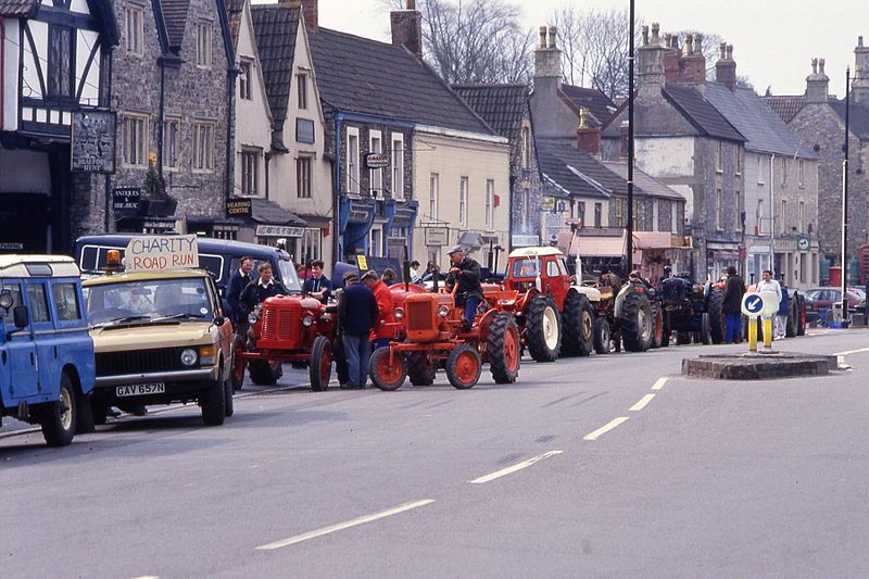 File:Charity road run Land Rovers & tractors, NVTEC, Chipping Sodbury 28.3.1993 (9965453395).jpg