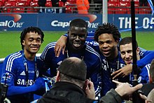 Cuadrado (a sinistra) festeggia con i compagni del Chelsea la vittoria nella Football League Cup 2014-2015.