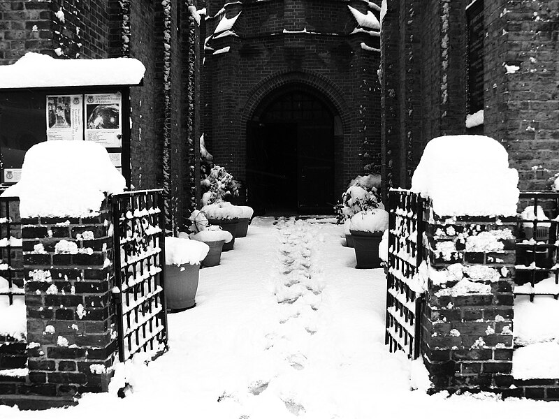 File:Church in Snow 4890121191.jpg