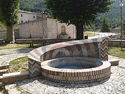 Piazzale e fontana del lavatoio a Civita d'Antino