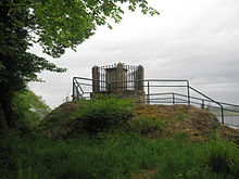 Monument in Clachnaharry to the first battle between Clans Munro and Mackintosh after a dispute between the two over a "road collop" (passage money) Clachnaharry monument 1.JPG