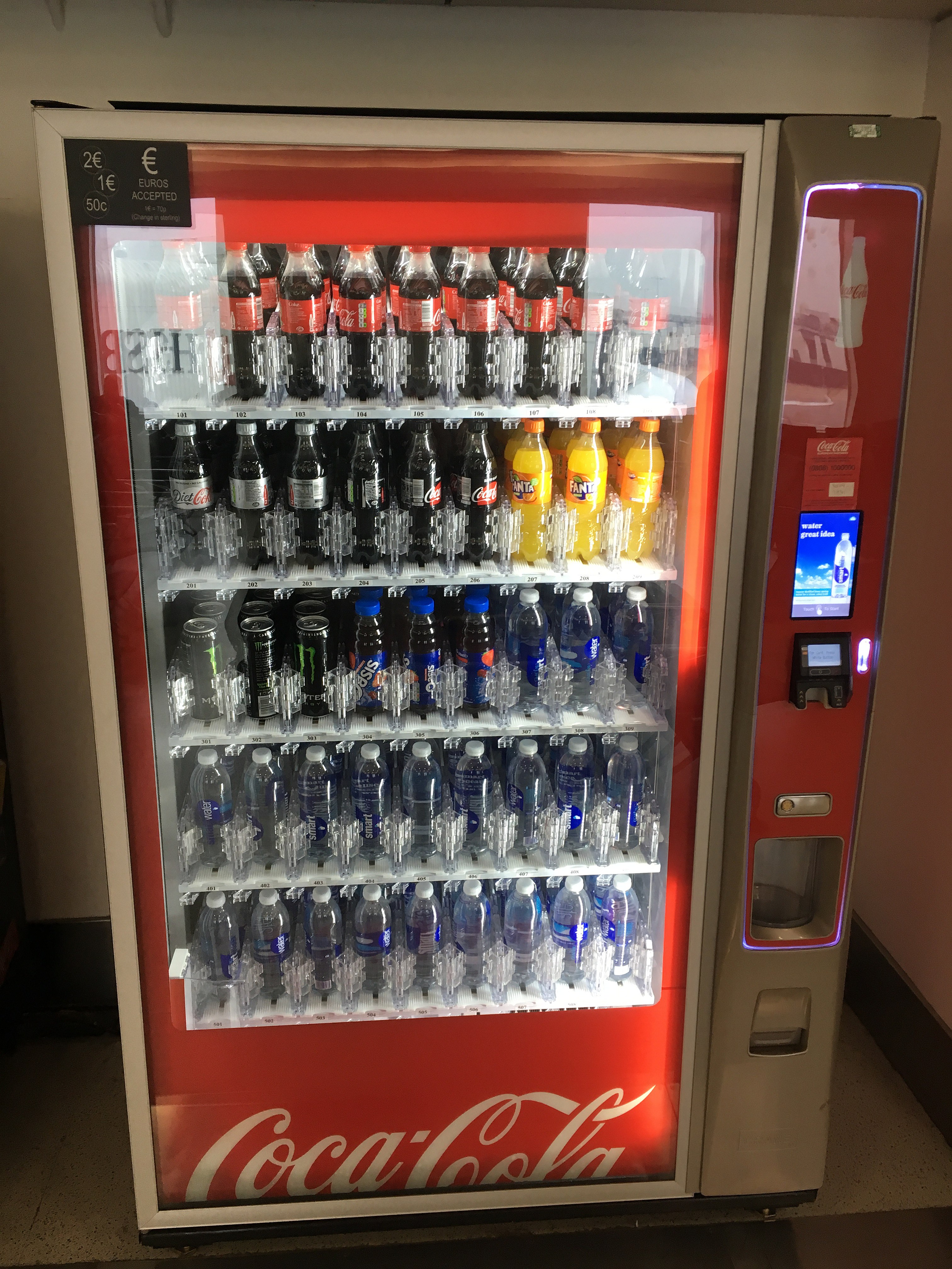 Файл:Coke vending machine (41310841844).jpg — Викимедиа