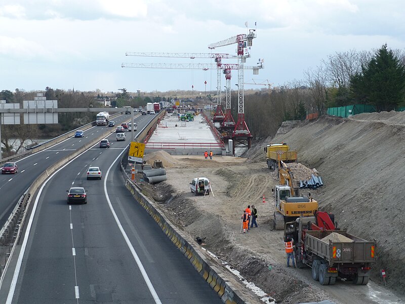 File:Construction du pont de l'A71 sur la Loire 25 mars 2010.JPG