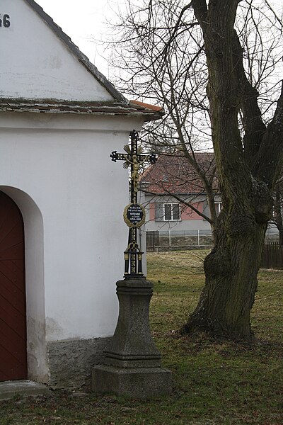 File:Cross near Chapel in Zárubice, Třebíč District.jpg