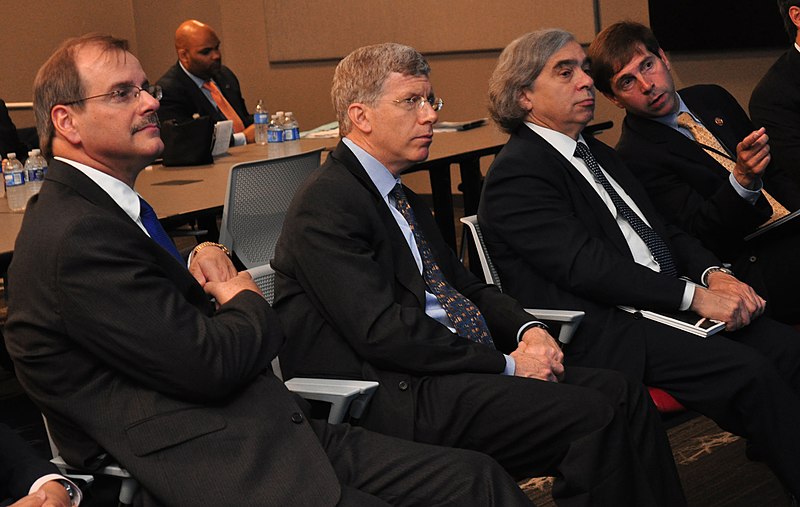 File:DOE Secretary of Energy Ernest Moniz in Oak Ridge (8948109032).jpg