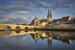 55. Platz: Doktent Neu! mit Steinerne Brücke und das historische Zentrum von Regensburg