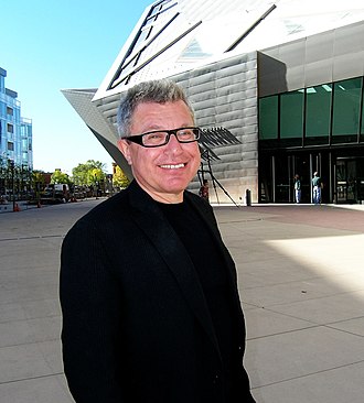 Daniel Libeskind - Libeskind di fronte alla sua estensione al Denver Art Museum.