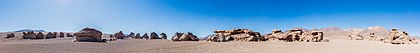 Vista panorâmica do deserto Siloli, um dos mais áridos do mundo, departamento de Potosí, sudoeste da Bolívia. A erosão eólica tem produzido, ao longo dos séculos, estas curiosas formações rochosas. (definição 25 334 × 3 179)