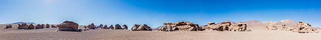 Останцы в пустыне Силоли на юго-западе Боливии