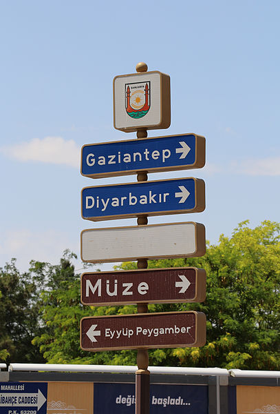 File:Directional road sign in Şanlıurfa.jpg