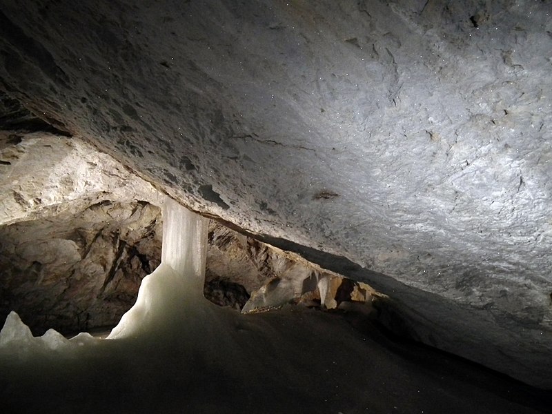 File:Dobšinská Ice Cave, 40.jpg