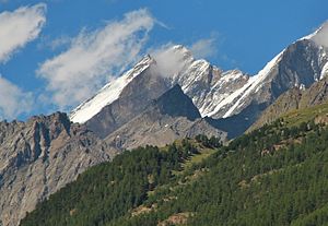 The Kinhorn (center) in front of the cathedral