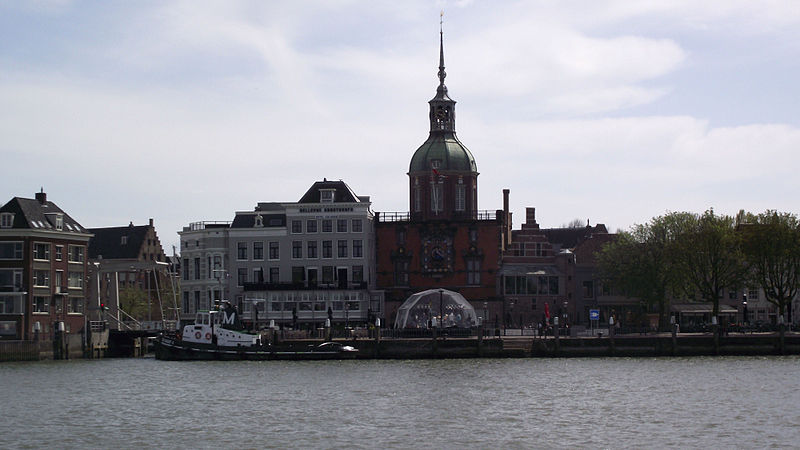 File:Dordrecht vanaf het water II.jpg