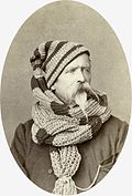 Portrait d'un homme avec bonnet, écharpe et pipe.