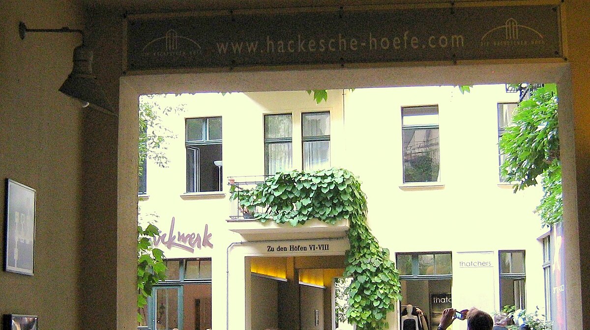 Durchgänge der Hackischen Höfe.JPG