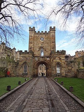 Durham Castle Gatehouse (geograph 2907552).jpg