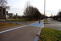 eRadschnellweg Göttingen Höhe Querung Hans-Adolf-Krebs-Weg: Die Trasse ist hier als straßenbegleitender Zweirichtungsradweg geführt und besitzt markante, blaue Furtmarkierungen