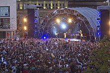 Abraça a apresentação ao vivo em Leeds em 2005.