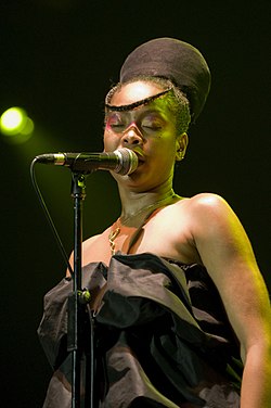 Erykah Badu esiintymässä vuonna 2008.
