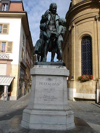 Estátua de Pestalozzi em Yverdon les Bains
