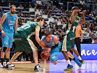 Estudiantes vs Unicaja Málaga - Carl English, Earl Calloway, Fran Vázquez - 01.jpg