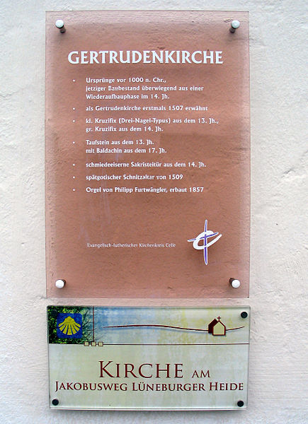 File:Evangelisch-lutherischer Kirchenkreis Celle, transparente Tafeln an der Südwand der Gertrudenkirche in Altencelle, der Kirche am Jakobusweg Lüneburger Heide.jpg