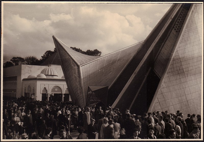 File:Expo 58, Philips paviljoen met erachter Marocco.jpg