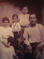 Average Costa Rican Family - Early Twentieth Century. Familia campesina. Costa Rica. 1900.JPG