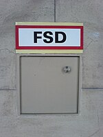 DE: Feuerwehrschlüsseldepot mit Hinweisschild