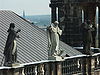 Drei der Matielli-Statuen in unterschiedlichem Erhaltungszustand auf der Balustrade der Katholischen Hofkirche in Dresden