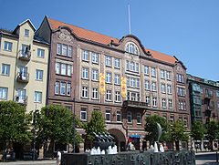 Fasad mot Gustav Adolfs torg. På bilden kan man se den förskjutna portalen skymta bakom fontänen.