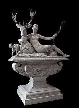 La partie supérieure de la fontaine de Diane. Sculptée vers 1550 et largement complétée par Pierre-Nicolas Beauvallet en 1800, elle fut successivement et à tort attribuée à Benvenuto Cellini, Jean Goujon et Germain Pilon. La fontaine, représentant la déesse Diane, se situait initialement dans la cour du château d'Anet, propriété de Diane de Poitiers, et est aujourd'hui exposée au musée du Louvre. (définition réelle 3 520 × 4 832)