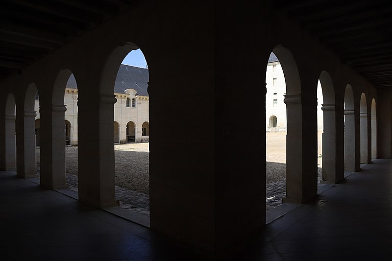 File:Fontevraud (49) Abbaye Notre-Dame - Cour Saint-Benoît - 05.jpg