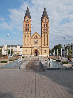 Fountain and Co-Cathedral, Kossuth Square, 2017 Nyíregyháza.jpg