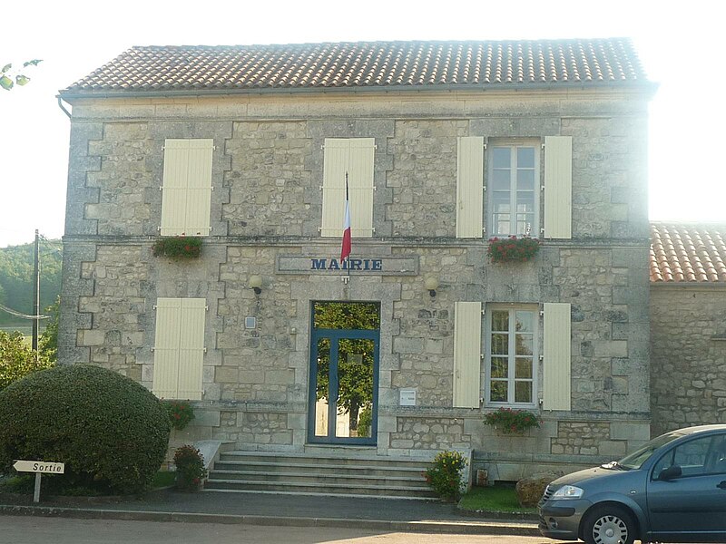 File:Fouquebrune mairie.JPG