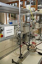 Thumbnail for File:Fraktionierte Destillation - Laboratory Fractional distillation apparatus.jpg