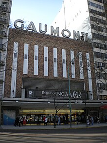 Cinema Gaumont dengan "Gaumont" tanda di atas itu.