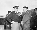 General Dwight D. Eisenhower och Lt. General Lucius D. Clay på flygplatsen Gatow 1945.