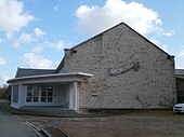 vue du pignon d'un bâtiment communal ; inscription « Espace Rosine-Deréan ».