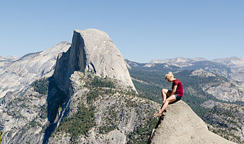 Garota posando no Glacier Point, Yosemite National Park com a formação conhecida como Meia Cúpula ao fundo. (definição 4 438 × 2 611)