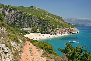 Plage sur la côte ionienne au nord-ouest d'Himarë, en Albanie. (définition réelle 2 304 × 1 536)