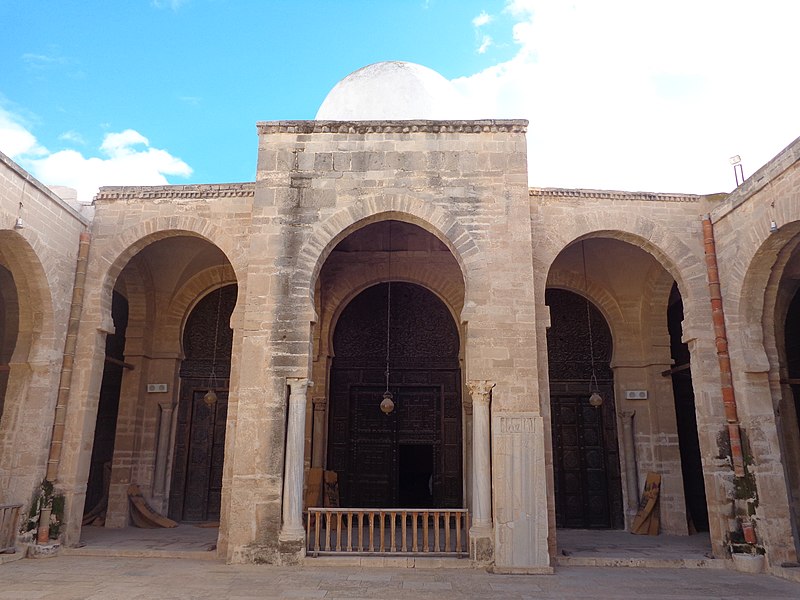 File:Great Mosque of Sfax, Sahn - صحن الجامع الكبير بصفاقس.jpg