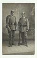 Des réservistes en uniforme gris avec casque avant la marche en 1914