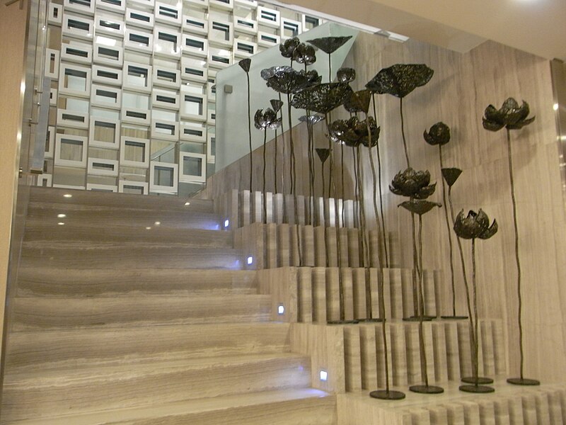 File:HK Shek Tong Tsui 香港盛貿飯店 Traders Hotel Hong Kong ladder stairs Aug-2010.JPG