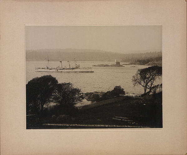 HMCS Rainbow entering Esquimalt, 7 November 1910 (HS85-10-23189)