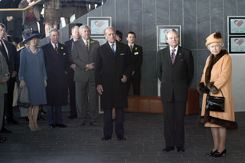 File:HM the Queen, Prince of Wales, Duke of Edinburgh and the Duchess of Cornwall with Llywydd (Presiding Officer) Dafydd Elis-Thomas (52354920260).jpg