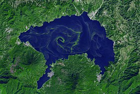 Sinice kwitną w jeziorze Atitlan.  Zdjęcie satelitarne z 22 listopada 2009 r.