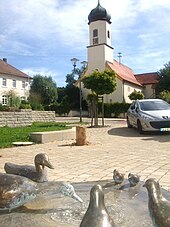 Vogeltränkebrunnen und Pfarrkirche St. Johannes Baptist, Harthausen