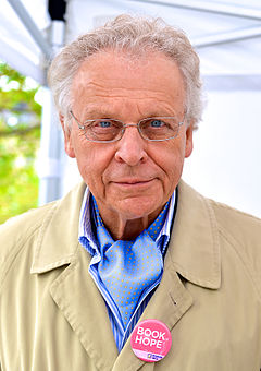 Herman Lindqvist under en kampanj för Barncancerfonden i Kungsträdgården, Stockholm i maj 2013.