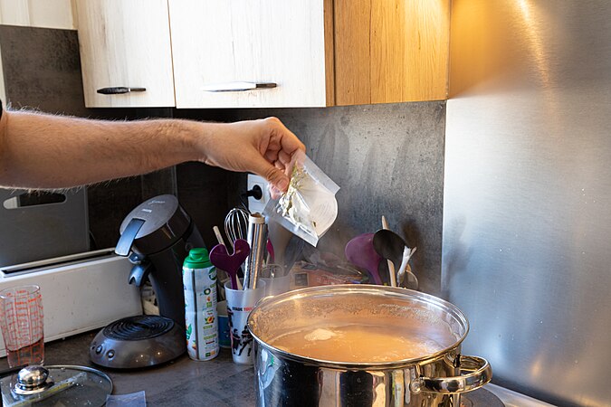 Boiling stage: adding hops